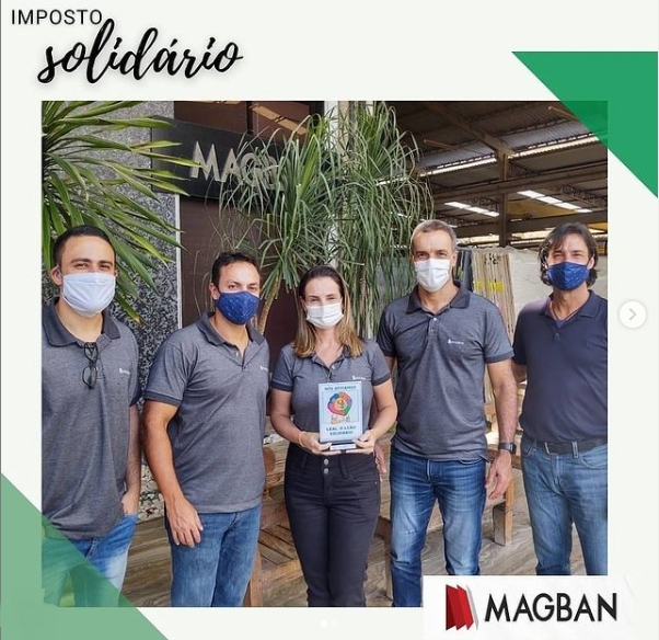 MAGBAN RECEBE TROFÉU 